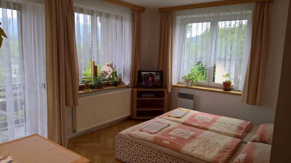 Suite | Desk, soundproofing, iron/ironing board, cribs/infant beds