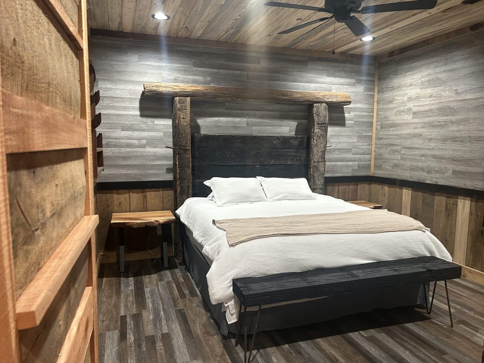 1 of 3 king-size beds with 100% cotton muslin bedding. Ahhhhhh!