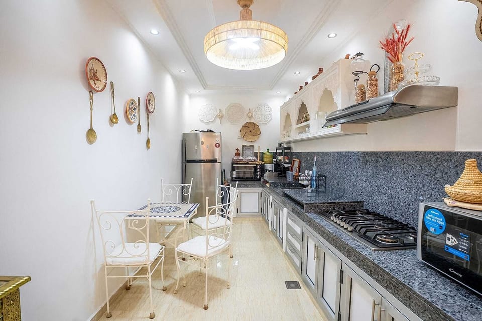 Traditional Townhome, 5 Bedrooms, City View | Private kitchen | Shared fridge, shared microwave