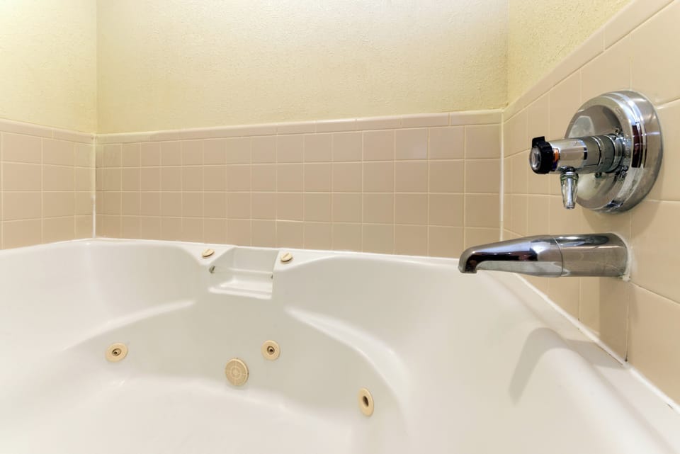 Combined shower/tub, hair dryer, towels