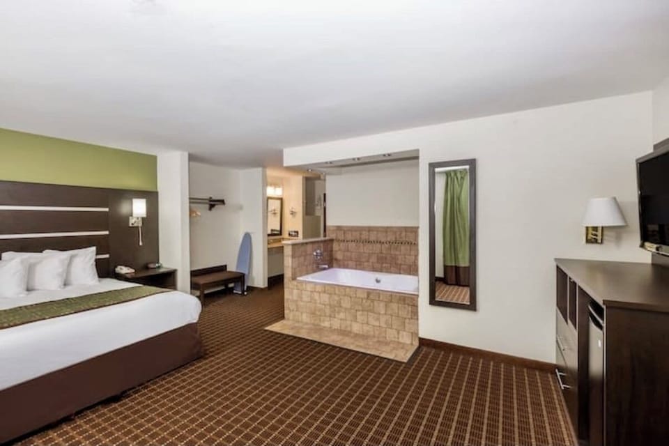 Studio Suite, 1 King Bed, Non Smoking | 1 bedroom, desk, laptop workspace, blackout drapes