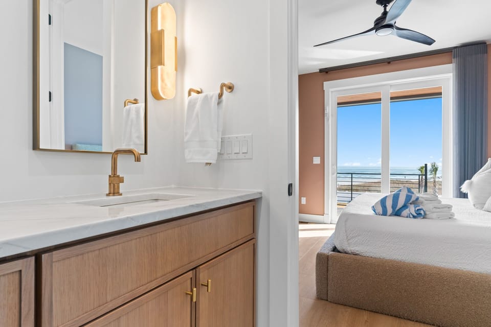 Ocean Front Bedroom 1- King En-suite Bathroom