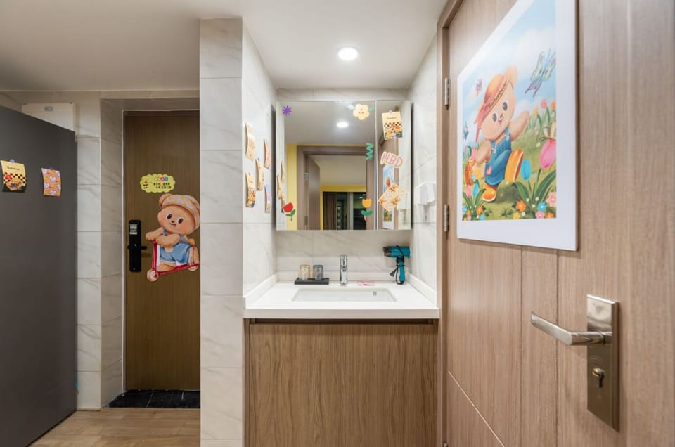 Classic Suite | Bathroom | Shower, hair dryer, towels, shampoo
