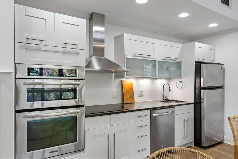Full size oven & microwave, electric induction range, dishwasher, refrigerator