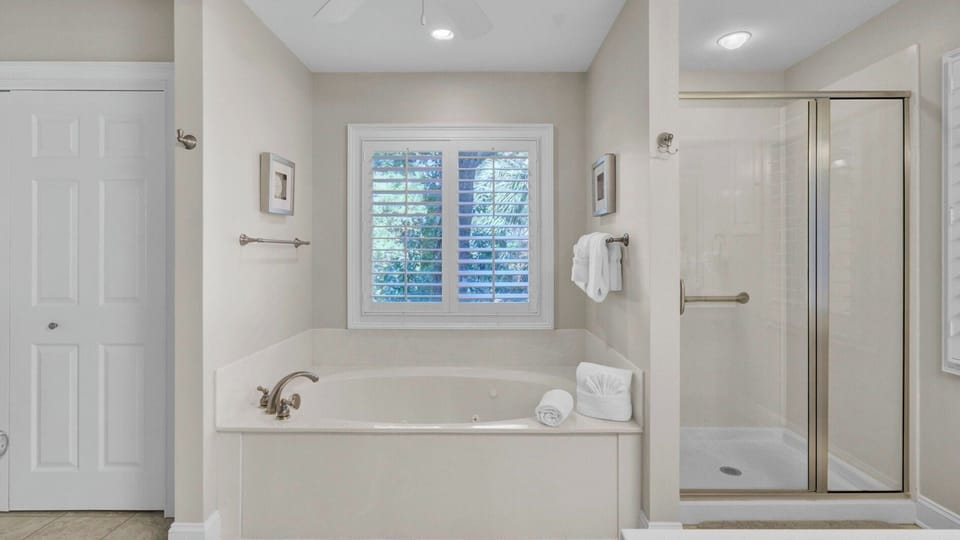 Steps to Isle of Palms Beach w/ Porch Dining, Outdoor Shower & Open Living Sea Haven by Avantstay Cottage in Isle of Palms