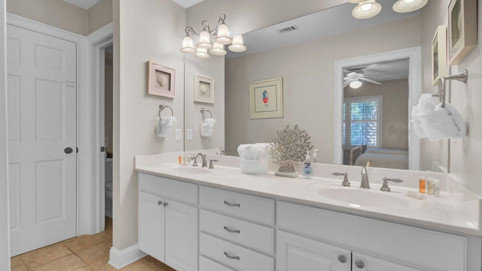 Steps to Isle of Palms Beach w/ Porch Dining, Outdoor Shower & Open Living Sea Haven by Avantstay Cottage in Isle of Palms