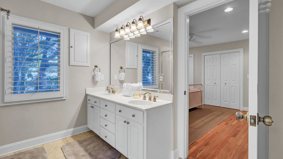 Steps to Isle of Palms Beach w/ Porch Dining, Outdoor Shower & Open Living Sea Haven by Avantstay Cottage in Isle of Palms
