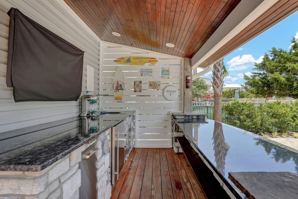 Blend up your favorite cocktails at our poolside bar!