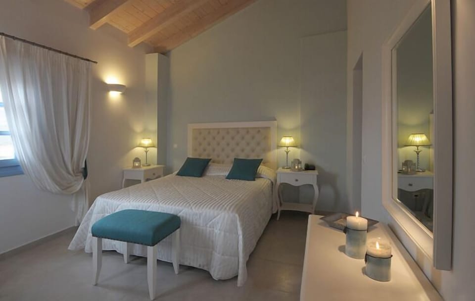 Double Room, Sea View | Minibar, in-room safe, desk, free cribs/infant beds
