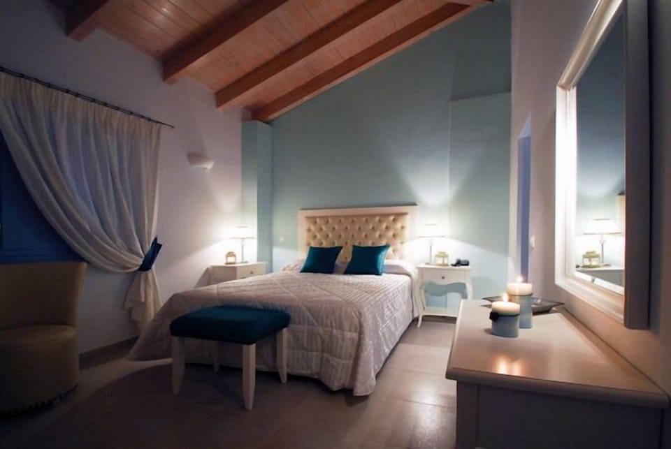 Double Room, Sea View | Minibar, in-room safe, desk, free cribs/infant beds