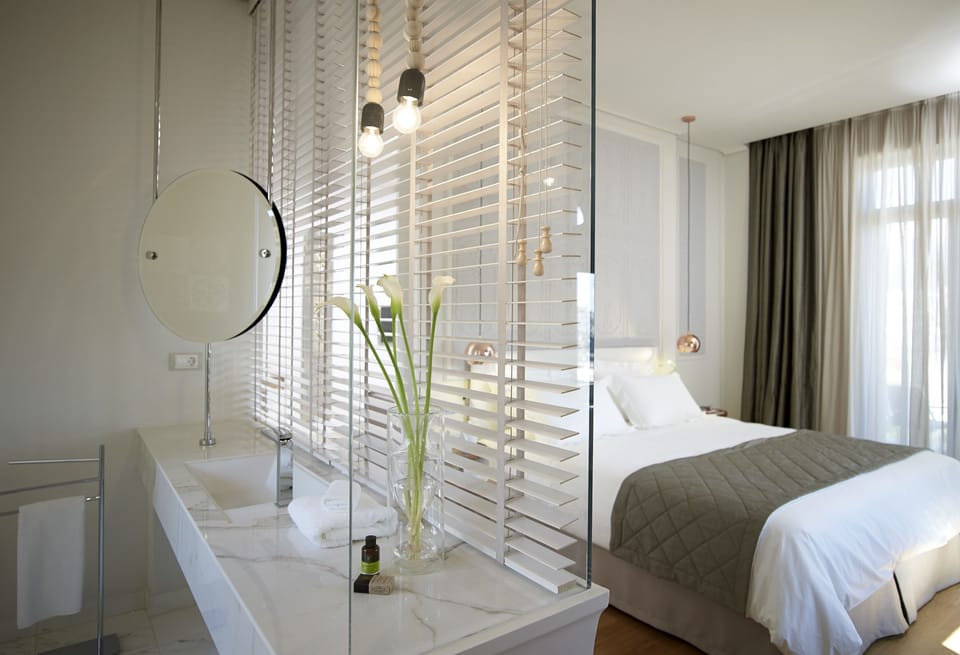 Luxury Suite | Bathroom | Free toiletries, hair dryer, slippers, towels