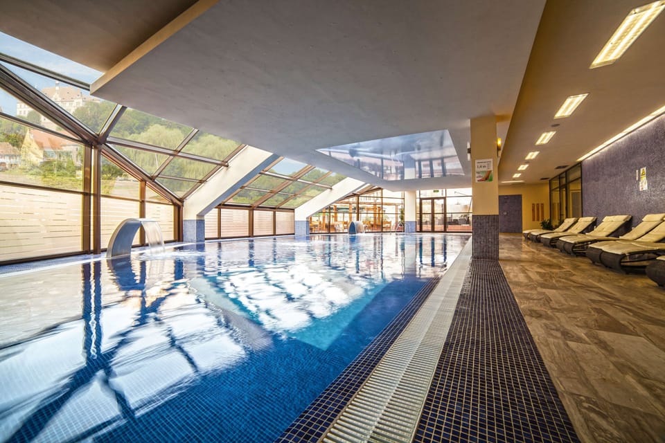 Indoor pool, sun loungers
