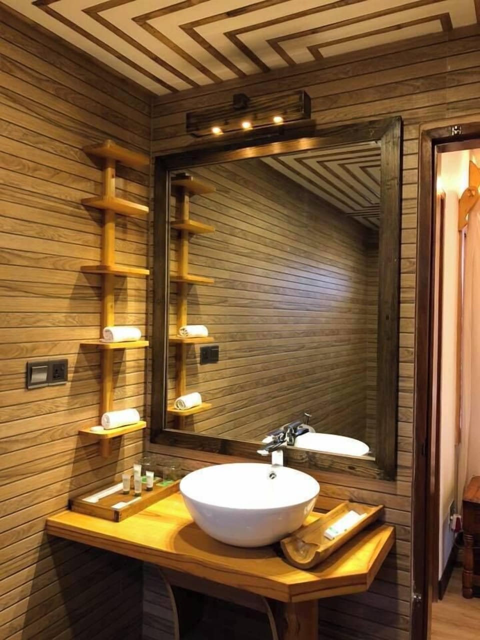 Bathtub, free toiletries, towels, soap