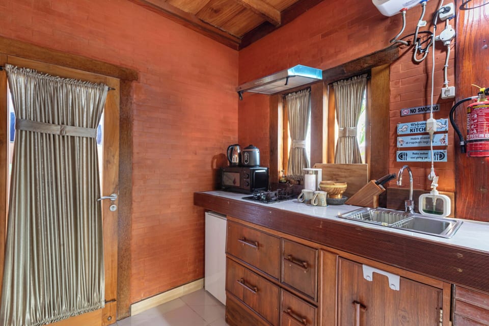 Comfort Villa, Patio, Pool View | Private kitchen