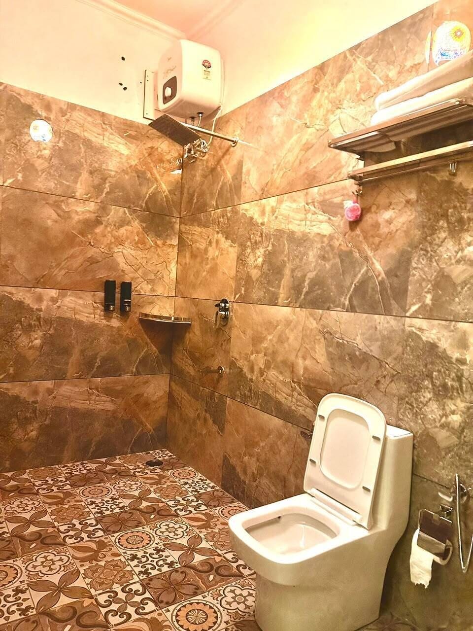Deluxe Room | Bathroom | Shower, free toiletries, slippers, bidet