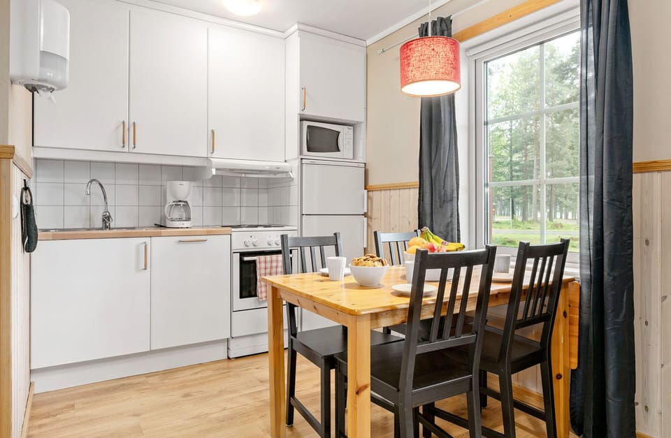 Cottage (4 beds) | Private kitchen | Shared microwave