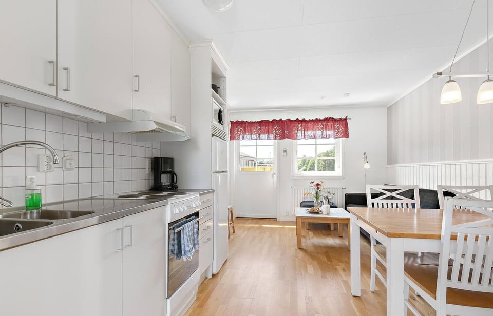 Cottage (5 beds) | Private kitchen | Shared microwave