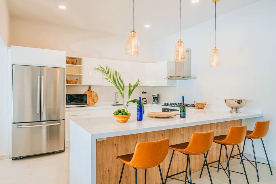A fully equipped kitchen that make it suitable for preparing any meal, whether a simple breakfast, quick snack, or a three-course gourmet dinner. Or employ a chef, ask us about this.