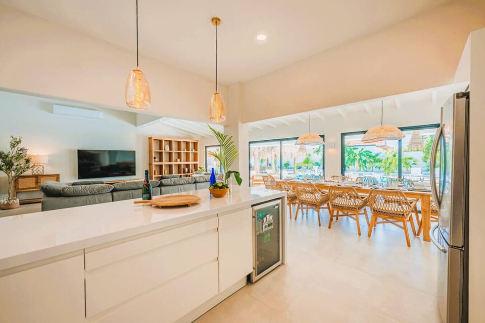 A fully equipped kitchen that make it suitable for preparing any meal, whether a simple breakfast, quick snack, or a three-course gourmet dinner. Or employ a chef, ask us about this.