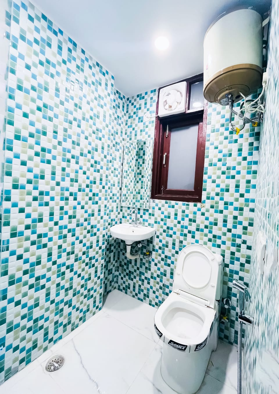 Deluxe Double Room | Bathroom | Free toiletries, towels, soap, shampoo