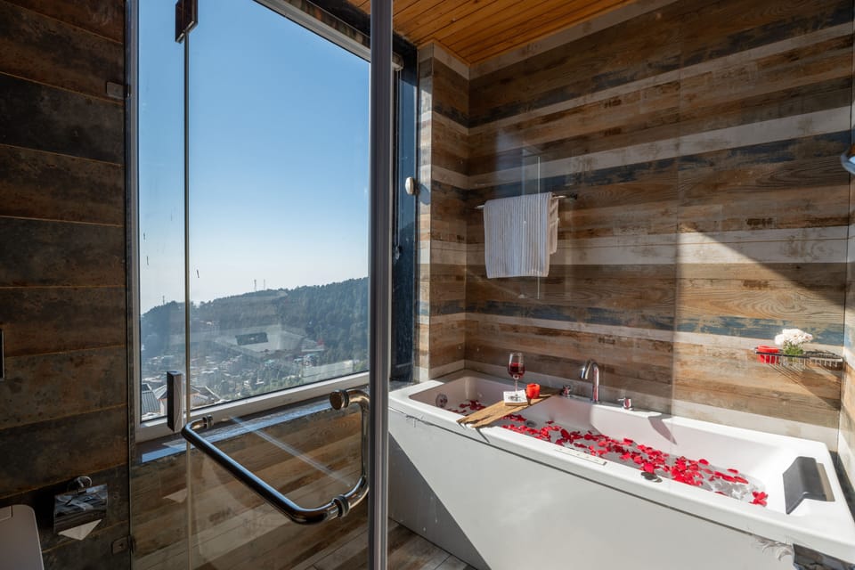 Superior Room with Balcony and Jacuzzi | Jetted tub