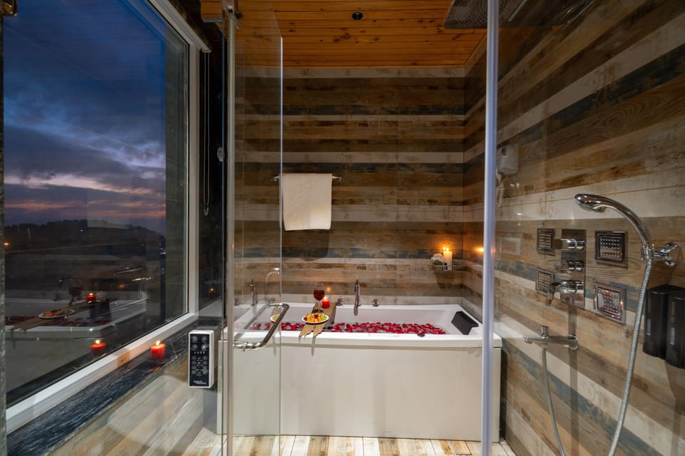 Superior Room with Balcony and Jacuzzi | Jetted tub