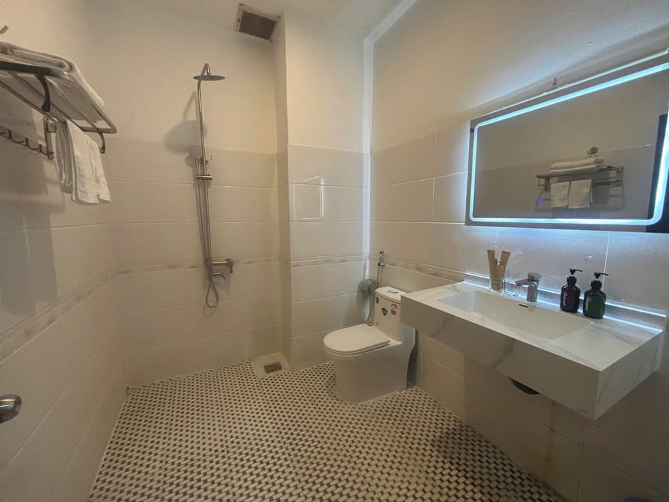 Deluxe Twin Room | Bathroom | Free toiletries, slippers, towels, shampoo