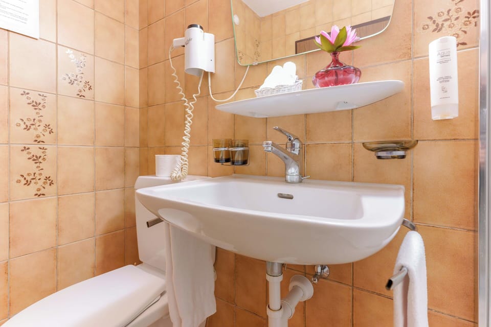 Comfort Triple Room | Bathroom | Combined shower/tub, free toiletries, hair dryer, towels