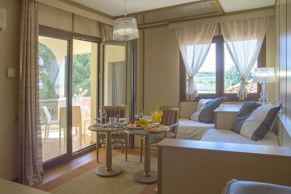 Suite | Living area | 42-inch flat-screen TV with digital channels, TV