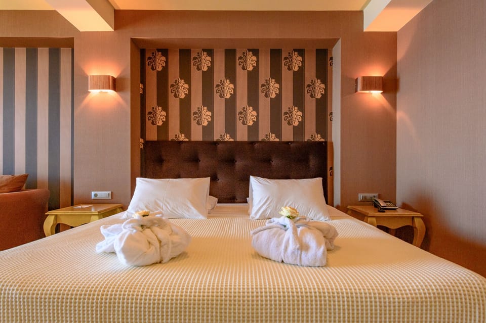 Junior Suite, Sea View | Minibar, in-room safe, individually decorated, desk