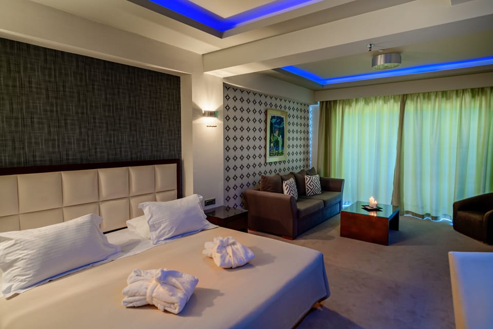 Junior Suite, Sea View | Minibar, in-room safe, individually decorated, desk