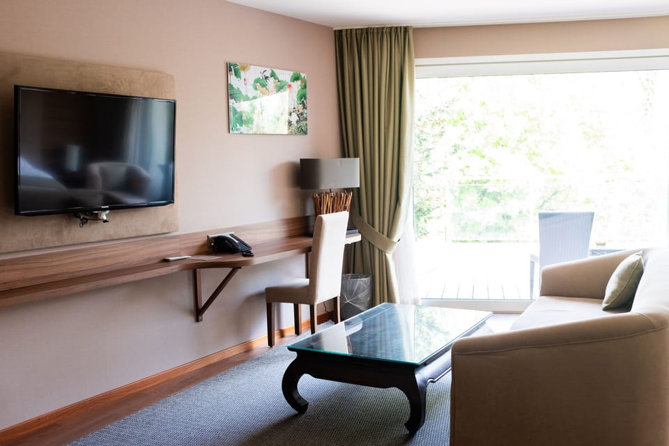 Suite, Valley View (Vue sur le Vallon) | Living area | Flat-screen TV