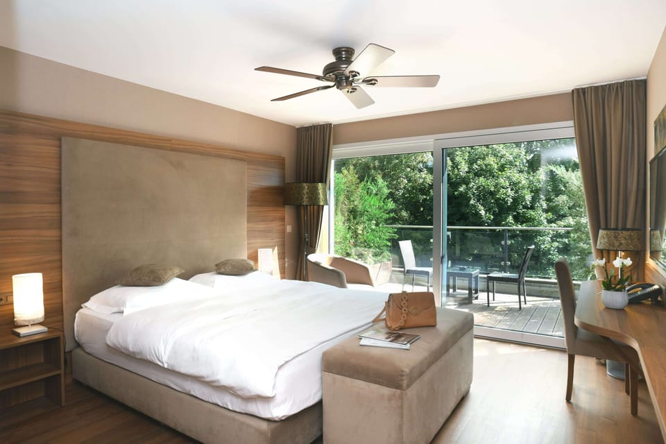 Deluxe Double Room, Valley View | Premium bedding, free minibar, in-room safe, desk