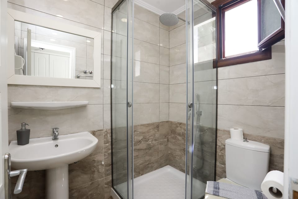 Apartment, 2 Bedrooms, Sea View | Bathroom | Shower, towels