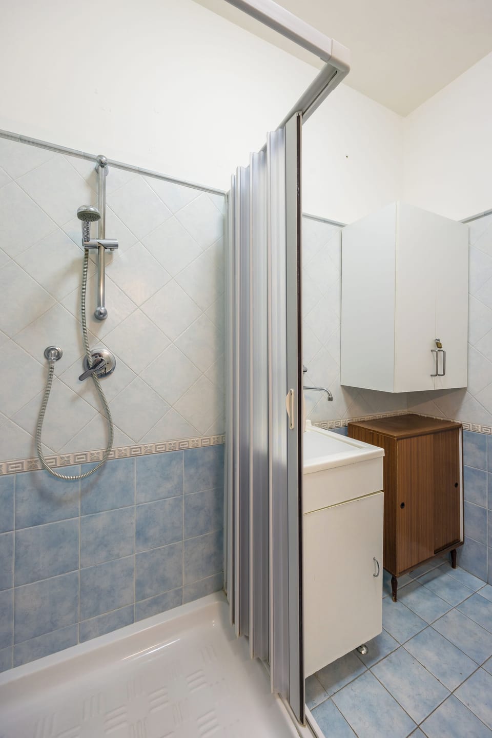 Single room 1 with double bed and shared bathroom with room 2 | Bathroom | Shower, hair dryer, bathrobes, bidet