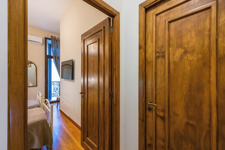 Twin Room 3 with shared bathroom with Room 4 | Desk, laptop workspace, free WiFi