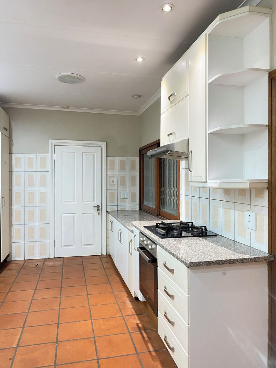 Deluxe Suite | Private kitchen | Fridge, microwave, cookware/dishes/utensils