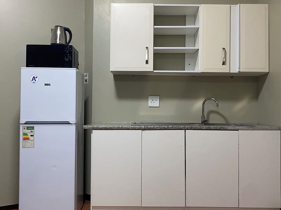 Basic Double Room | Private kitchen | Fridge, microwave, cookware/dishes/utensils