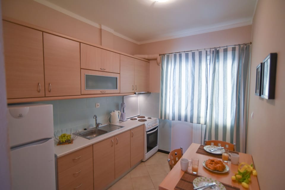 Duplex, 3 Bedrooms, Pool View | Private kitchen | Full-size fridge, oven, stovetop, dishwasher