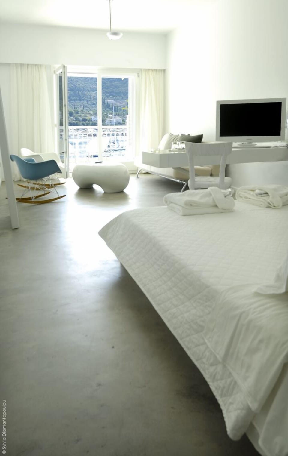 Modern Junior Art Suite | Frette Italian sheets, premium bedding, pillowtop beds, in-room safe