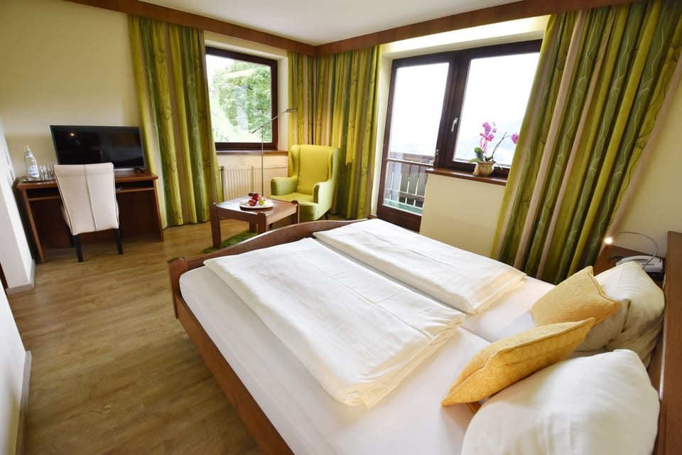 Double Room, Forest View | In-room safe, desk, WiFi (free), bed sheets