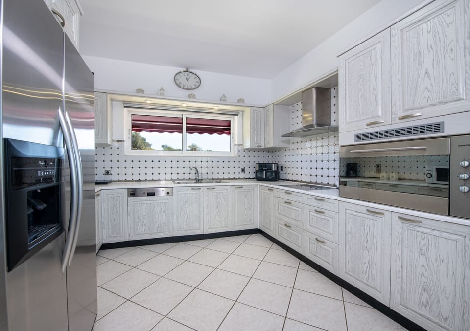 Microwave, dishwasher, coffee/tea maker, highchair