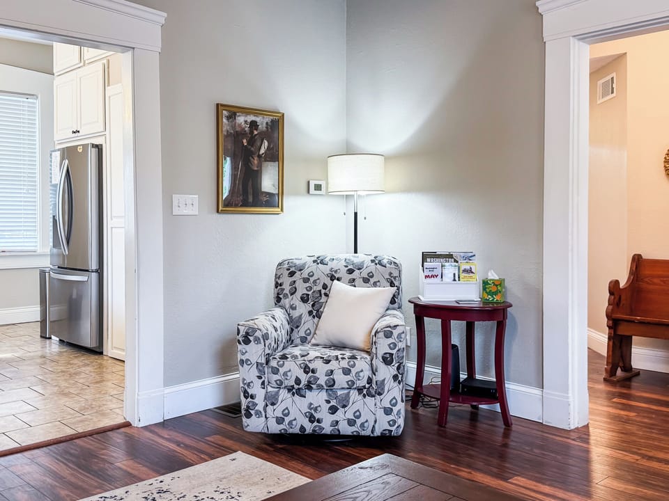 Warm and inviting Great Room with comfy leather couch, loveseat and recliner just off the kitchen for a perfect setup for families/groups to relax and reconnect at Mini Aussie Cottage.