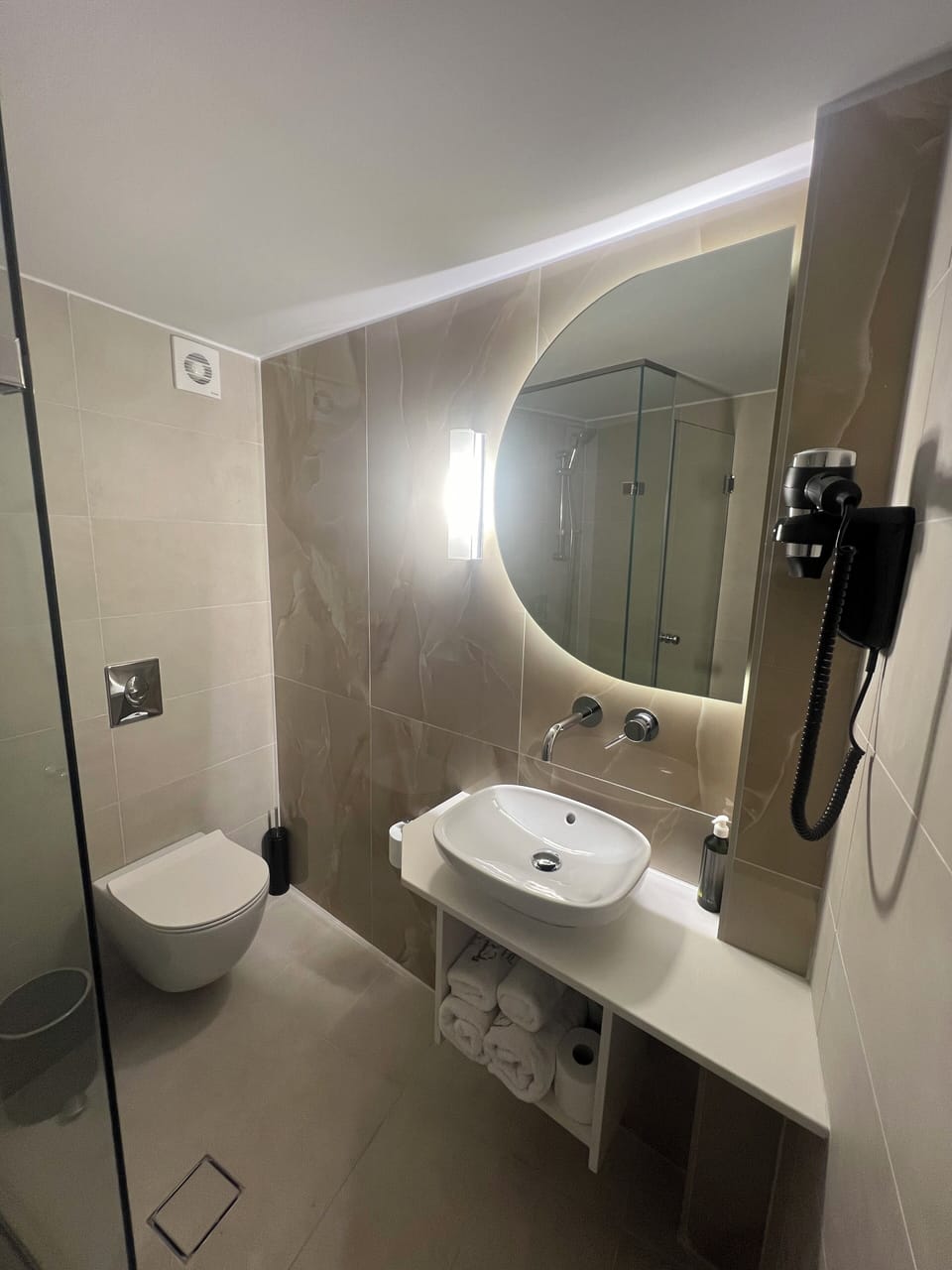 Superior Room, 1 Double or 2 Twin Beds, Harbor View | Bathroom | Shower, free toiletries, hair dryer, towels