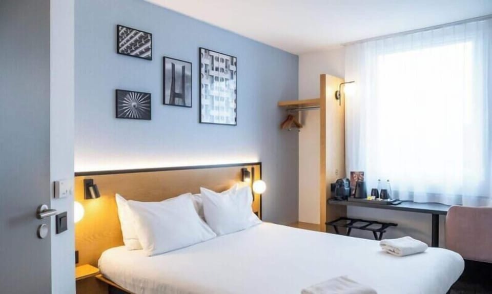Premium Room, 2 Twin Beds | Desk, blackout drapes, soundproofing, free cribs/infant beds