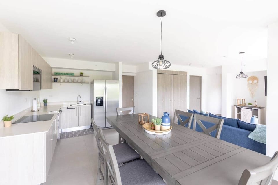 Enjoy our comfortable dining room with space for 6 people, with ample
