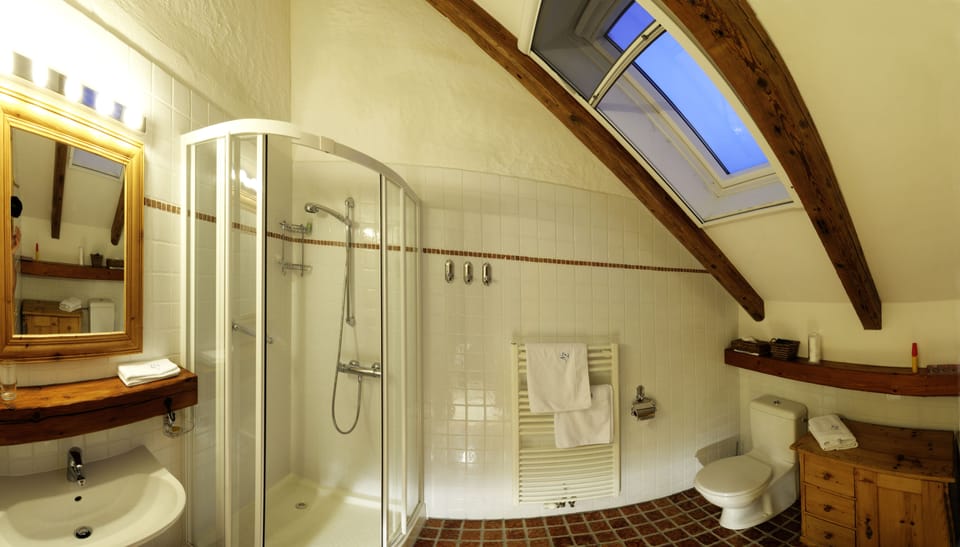 Superior Suite, 2 Bedrooms, 2 Bathrooms, City View | Bathroom | Free toiletries, hair dryer, bathrobes, towels