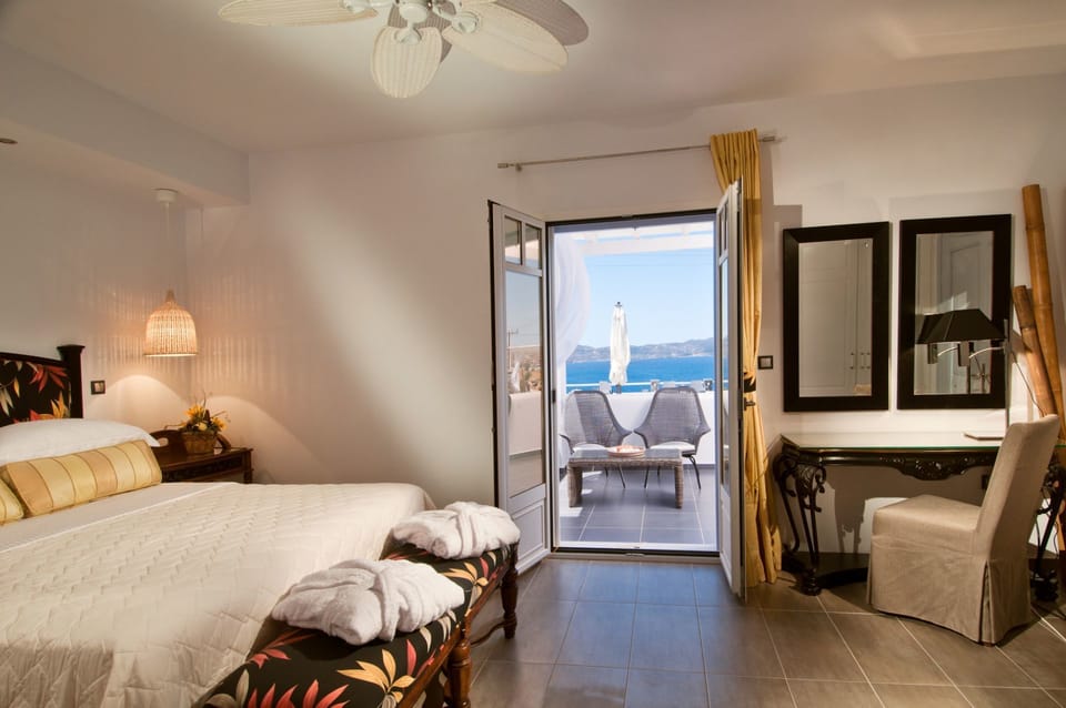 Senior Suite, Sea View | Minibar, in-room safe, desk, soundproofing