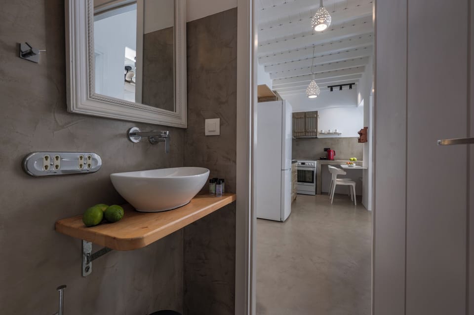Side Sea view apartment with balcony | Bathroom | Shower, rainfall showerhead, free toiletries, hair dryer