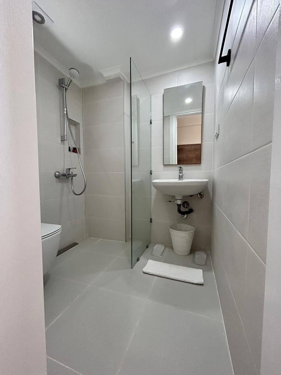 Shower, free toiletries, slippers, towels